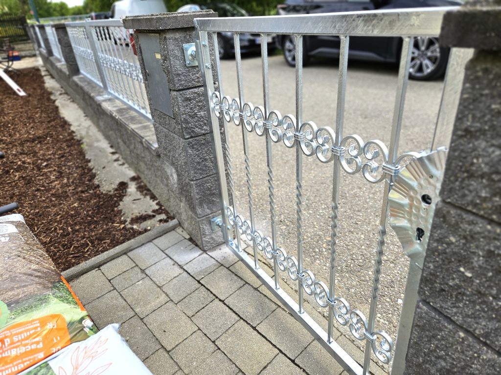 Zaunelemente mit Drillstäben und Doppel C Bögen sowie gefrästen Kerben