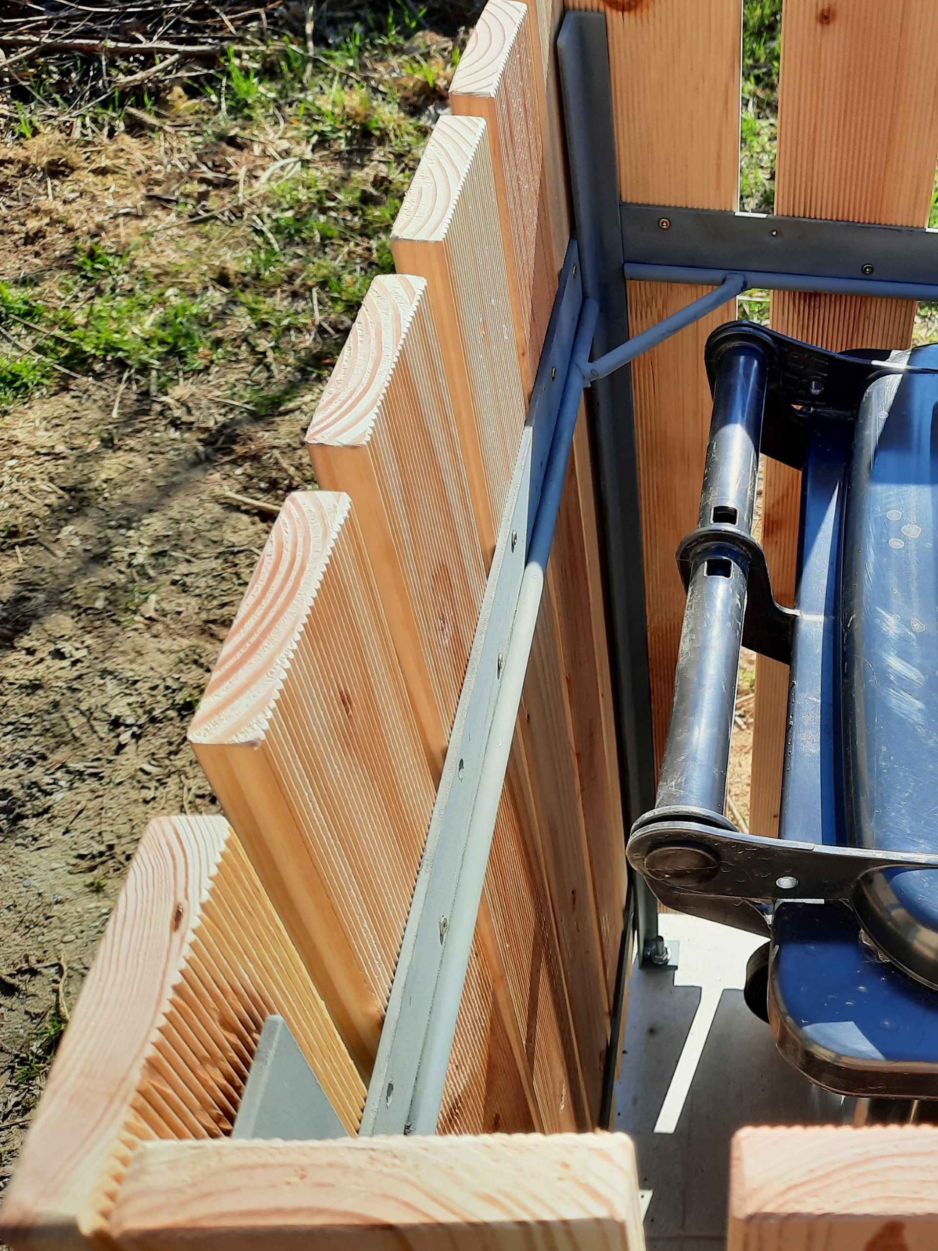 Mülltonnenbox mit Metallrahmen und Echtholzpaneel