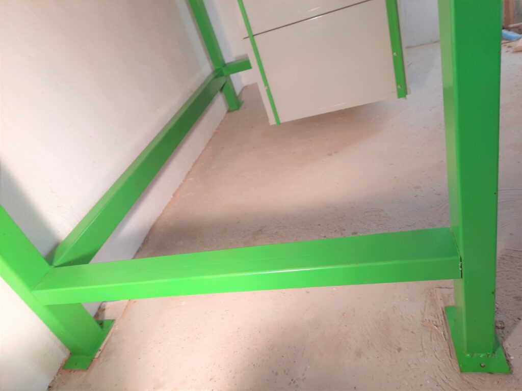 Schlosserwerkbank: Massive und robuste Ausführung. Kein „Schwingen“ wenn man mit einem 1kg Hammer ein eingespanntes Werkstück zurechtbiegt. Da unterscheiden sich Qualität und Robustheit von Wackelgestellen. Diese von uns angefertigte Werkbank wird seit vielen Jahren intensiv genutzt – man sieht es auch und die Patina zeugt von ehrlicher Arbeit. LxBxH: 210x100x90