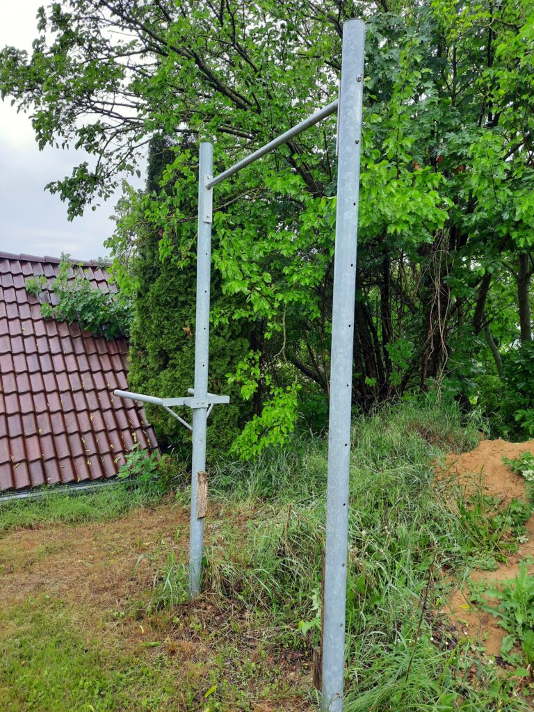Calisthenics Stange: Massive Trainingsstange freistehend; Leichtathletik/Calistenics/Klimmzug/Dips im 75cm tiefen Betonfundament (Stahlrohr 3“, Höhe 260cm, Abstand der Steher 130cm, Querstange in der Höhe verstellbar), Querstangen austauschbar und in 3 verschiedenen Dicken angefertigt (3/4“ , 1 1/2“, 2“) für verschiedene Arten von Training.