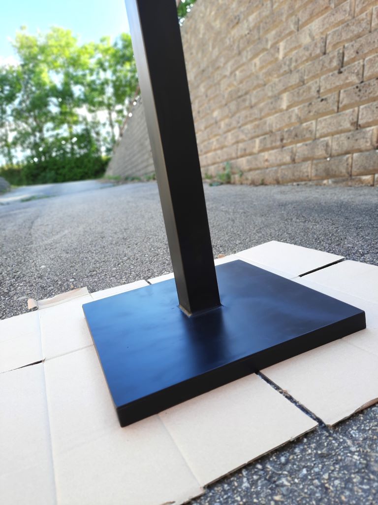Boxenständer matt lackiert (Formrohr 60x60x2, Sockel Winkelstahl 25×4, 4mm Blech, Sockel 39x39cm, Gesamthöhe 103cm, Platte 28x23cm – speziell angefertigt und angepasst für die Boxen einer Sh*rp Musikanlage 50 Watt) 2 Stück