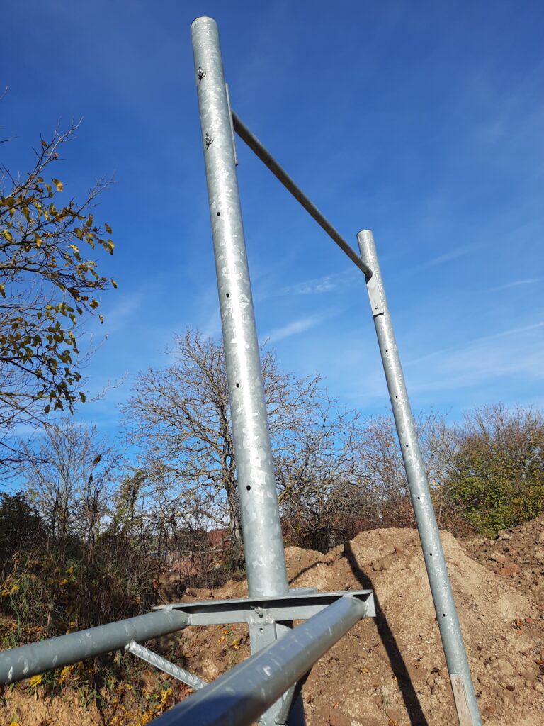 Calisthenics Stange: Massive Trainingsstange freistehend; Leichtathletik/Calistenics/Klimmzug/Dips im 75cm tiefen Betonfundament (Stahlrohr 3“, Höhe 260cm, Abstand der Steher 130cm, Querstange in der Höhe verstellbar), Querstangen austauschbar und in 3 verschiedenen Dicken angefertigt (3/4“ , 1 1/2“, 2“) für verschiedene Arten von Training.